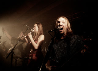 Vanir - med den eneste pige på scenen denne aften. (Foto: Sara Lindbæk) Vanir - med den eneste pige på scenen denne aften. (Foto: Sara Lindbæk)