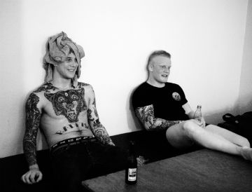 Scarred by Beauty - Forsanger Jonathan Albrechtsen og guitarist Asser Top-Mortensen slapper velfortjent af backstage (Foto: Sara Lindbæk) Scarred by Beauty - Forsanger Jonathan Albrechtsen og guitarist Asser Top-Mortensen slapper velfortjent af backstage (Foto: Sara Lindbæk)