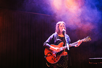 Broken Twin tager på månedlang Europaturné. Her ses hun under SPOT Festival 2013. Foto: Peter McNally.