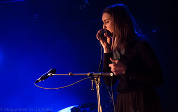 Majke Voss Romme - alias Broken Twin - på scenen i Paris. (Foto: Stéphane Guéguen  - Happiness-in-uppsala.fr)