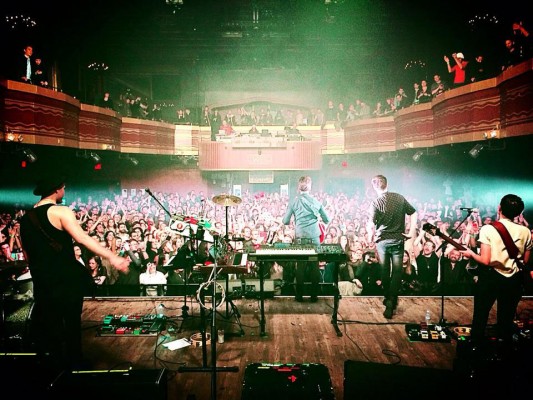 På scenen i legendariske Webster Hall, New York City (som har alt fra Al Capone-ejerskab over studie for Dylan, Elvis og Sinatra til live-scene for U2, Depeche Mode etc på CV’et)