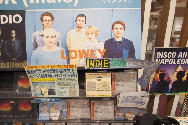 Lowly gjorde store øjne, da de så hvor meget der var gjort ud af udstillingen af deres ep i Tower Records i Tokyo