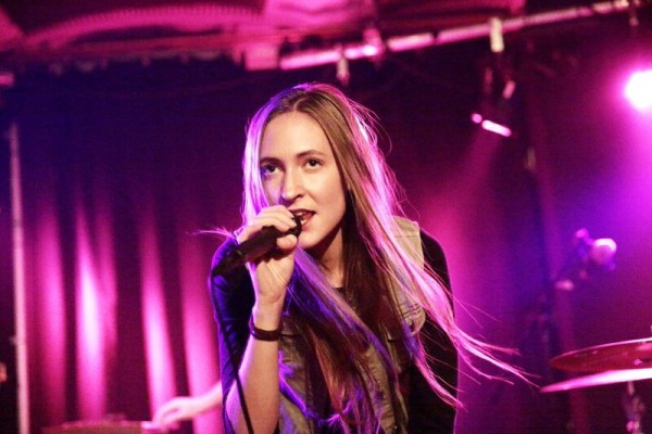 Fine Glindvad from Chinah performing at Ja Ja Ja Club Night Berlin (Foto: Sara Lindbæk)