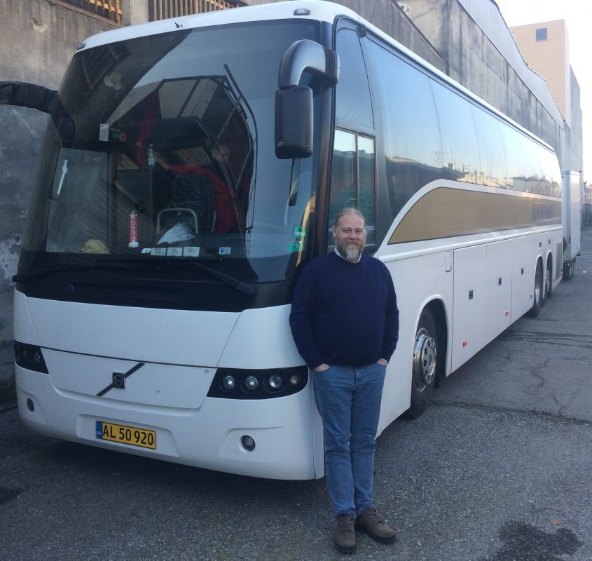 Leif med sin bus. Han har selv bygget den, og sidder bag rettet når Trentemøller triller igennem Europa